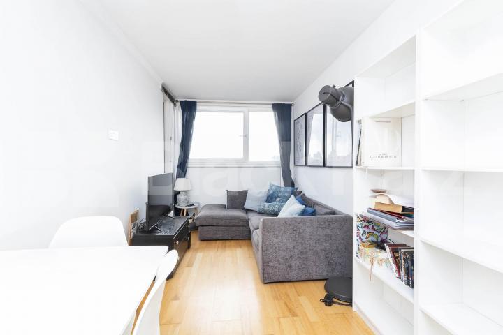 Spacious split level three bedroom flat set within a small purpose built block Crayford Road, Holloway